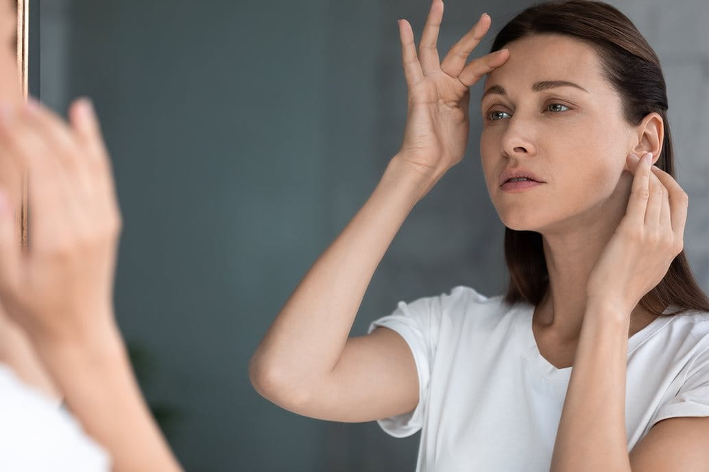 Rughe sulla fronte: cause e rimedi per le rughe glabellari | Eucerin